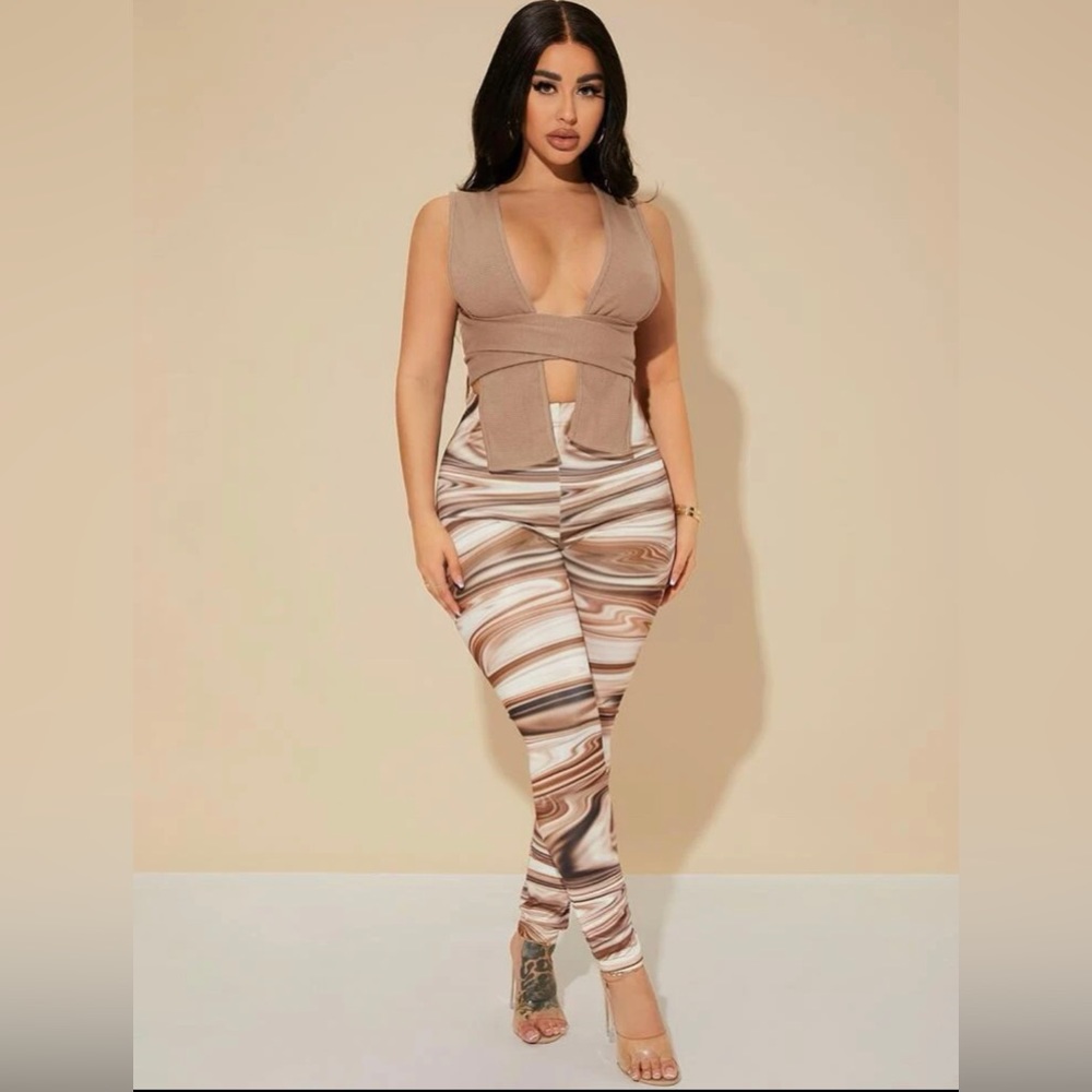 SHEIN SXY Tie Back Strap Crop Top & All Over Print
Leggings